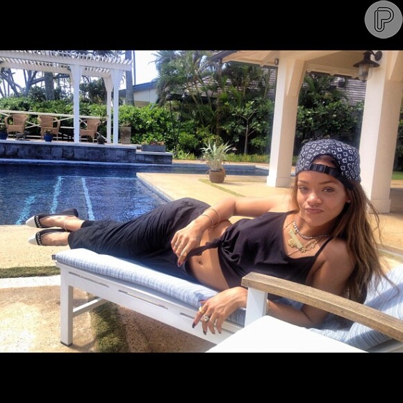 Em outubro, Rihanna publicou no Instagram uma foto posada na piscina de sua mansão em Los Angeles