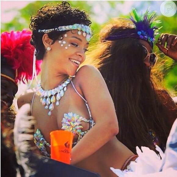 Todo os anos, Rihanna curte o tradicional carnaval de Barbados