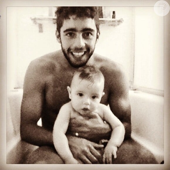 Pedro Scooby posta mais uma foto pelado com o filho, Dom, em 25 de dezembro de 2012