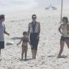 Flávia Alessandra na praia com as filhas e seu personal trainer: exercício em família