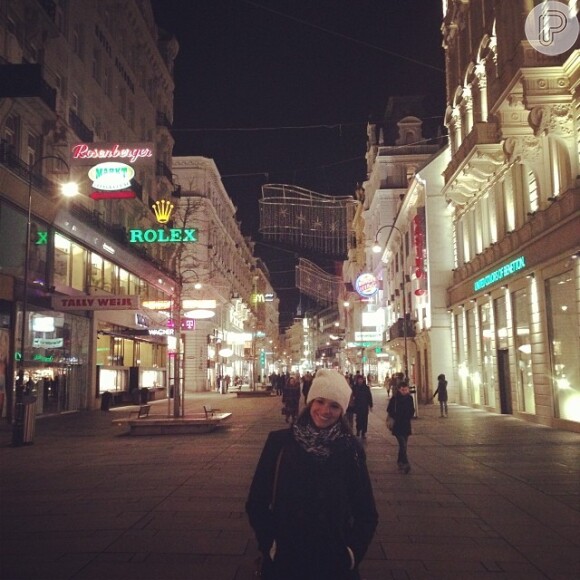 Toda agasalhada, Bruna passeia pelas ruas de Viena. "Pensa numa pessoa com frio...", legendou a foto a atriz