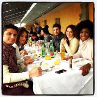 Bruna Marquezine e Bruno Gissoni almoçam com elenco de 'Em Família' na Áustria