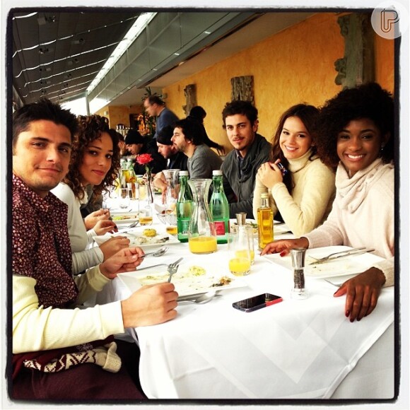 Bruna Marquezine, Bruno Gissoni e parte do elenco de 'Em Família' almoçam junto em Viena, na Áustria, em 15 de novembro de 2013