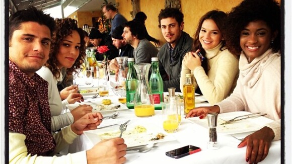 Bruna Marquezine e Bruno Gissoni almoçam com elenco de 'Em Família' na Áustria