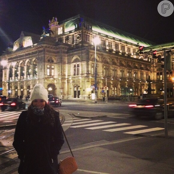 Bruna Marquezine enfrenta frio em Viena, na Áustria