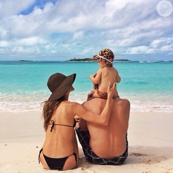 Gisele Bündchen aproveitou a tarde do último sábado, 9 de novembro de 2013, para curtir uma praia com a família. A top compartilhou a foto com os seus seguidores do Instagram e comentou na legenda: '#feriado #família #amor'