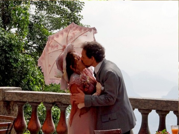 Celinha (Isabela Garcia) e Guerra (Emilio de Mello) se beijam pela primeira vez em 'Lado a Lado'; o casal oficializa o namoro no dia 02 de janeiro de 2013