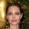 Angelina Jolie recebe Oscar honorário no Governors Awards por trabalho com refugiados de guerra, em 16 de novembro de 2013
