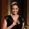 Angelina Jolie recebe Oscar honorário no Governors Awards por trabalho com refugiados de guerra, em 16 de novembro de 2013