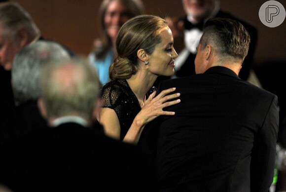 Angelina Jolie troca carícias com Brad Pitty durante premiação