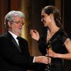 Angelina Jolie recebe Oscar honorário das mãos do cineasta George Lucas