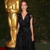Angelina Jolie chegou à premiação com um vestido preto da grife Versace
