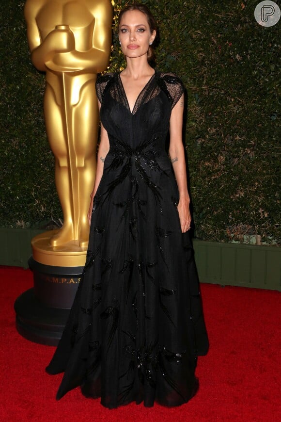 Angelina Jolie chegou à premiação com um vestido preto da grife Versace