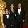 Angelina Jolie chegou à premiação ao lado do marido, Brad Pitt, e do filho Maddox, de 12 anos