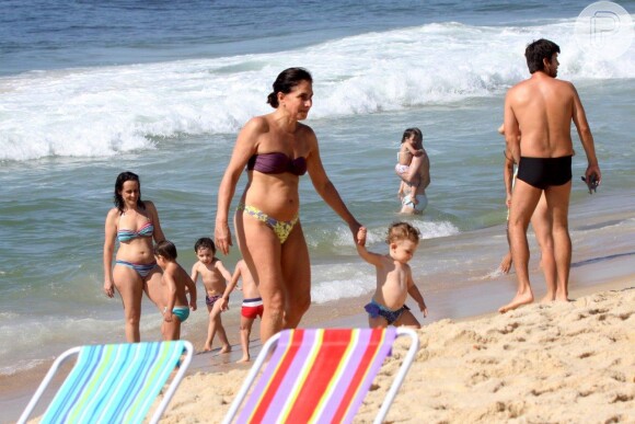 Totia Meirelles é flagrada na praia do Leblon com a neta, Pilar