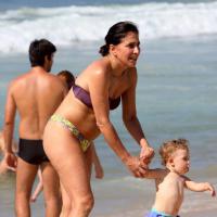 Totia Meirelles curte feriado de sol com a netinha em praia carioca