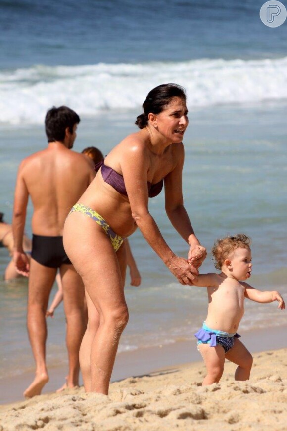 Totia Meirelles brinca com a neta, Pilar, na praia do Leblon, na Zona Sul do Rio de Janeiro, em 20 de novembro de 2013