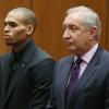 Chris Brown esteve na última quarta-feira, 20 de novembro de 2013, no tribunal de Los Angeles, na Califórnia, acompanhado por seu advogado, o criminalista Mark Geragos