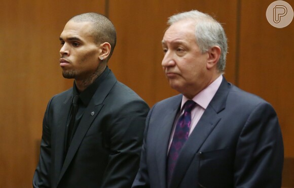 Chris Brown esteve na última quarta-feira, 20 de novembro de 2013, no tribunal de Los Angeles, na Califórnia, acompanhado por seu advogado, o criminalista Mark Geragos