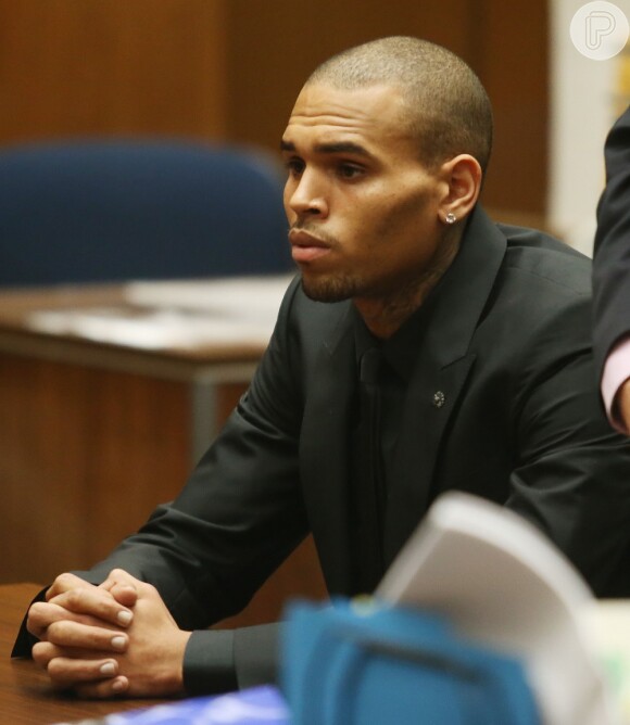 Chris Brown foi condenado a ficar três meses em uma clínica de reabilitação, onde será submetido a testes de drogas aleatórios, além de ter que cumprir 24 horas de serviço comunitário por semana