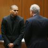 Chris Brown e seu segurança foram acusados de agredir um homem, que foi levado para o hospital