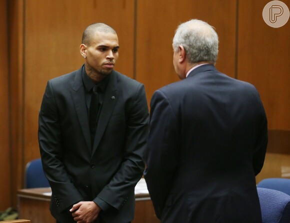 Chris Brown e seu segurança foram acusados de agredir um homem, que foi levado para o hospital