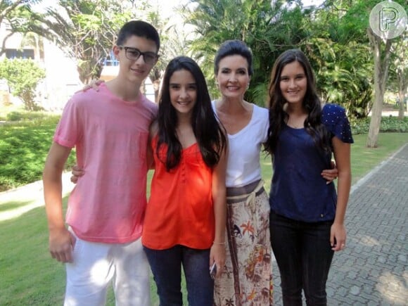 Fátima Bernardes recebe visita dos filhos, Vinícius, Laura e Beatriz, nos bastidores do seu programa