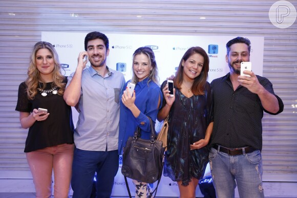 Dani Calabresa, Marcelo Adnet, Nathália Rodrigues, Nívea Stelmann e Alexandre Nero posaram com o novo iPhone 5S