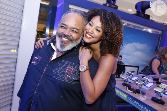 Jorge Aragão e Sheron Menezzes foram clicados juntos no lançamento do iPhone 5S