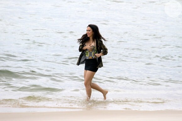 Em cena, Tatá corre na praia de Grumari, na Zona Oeste do Rio de janeiro