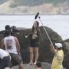 A atriz ensaia a cena na praia de Grumari, na Zona Oeste do Rio de Janeiro