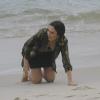 A atriz se joga na areia da praia de Grumari, na Zona Oeste do Rio de Janeiro
