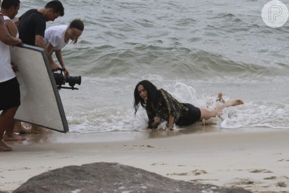 Tatá rola pela areia da praia de Grumari, na Zona Oeste do Rio de Janeiro