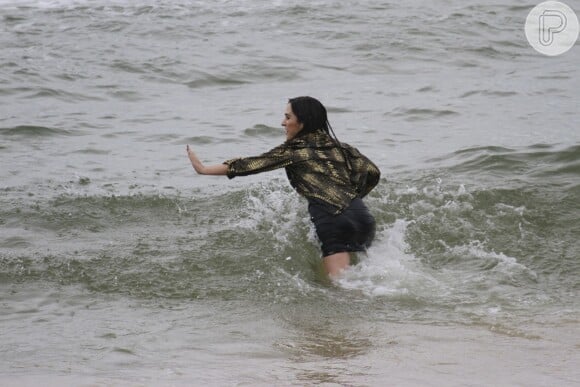 A atriz se joga no mar