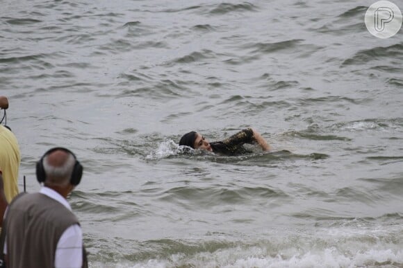 Tatá Werneck nada no mar da praia de Grumari durante cena para a novela 'Amor à Vida'