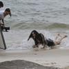 Tatá Werneck grava cenas de 'Amor à Vida' na areia e é pega por uma onda durante as cenas