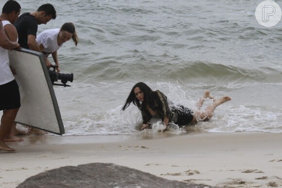 Tatá Werneck grava cenas de 'Amor à Vida' na areia e é pega por uma onda durante as cenas