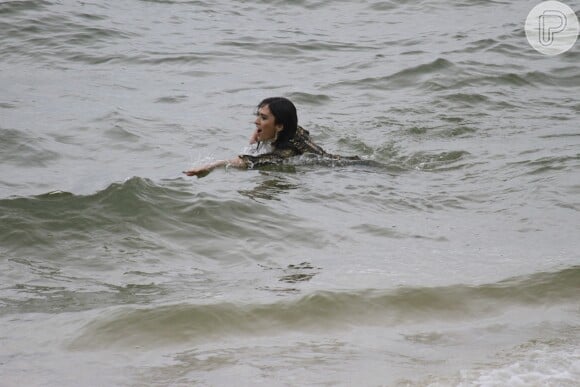 A atriz ainda deu umas braçadas no mar