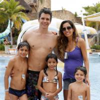 Márcio Garcia brinca com a mulher, grávida, e os três filhos em parque aquático