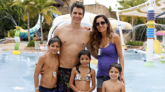 Márcio Garcia brinca com a mulher, grávida, e os três filhos em parque aquático