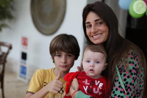 Karina Tavares posa com Ella Felipa, sua filha com Fábio Assunção, e João, filho do ator com Priscila Borgonovi. Fábio e karina ficaram juntos por 4 anos