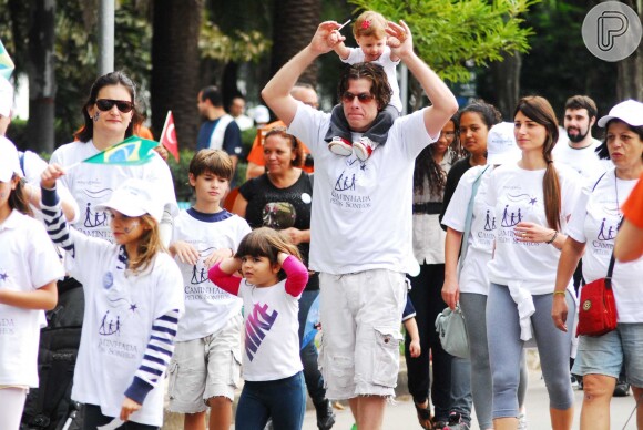 Ao lado de Karina e dos filhos, Fábio participou da Caminhada pelos Sonhos da Make-A-Wish(R) Brasil em abril de 2012, no Parque do Ibirapuera, em São Paulo