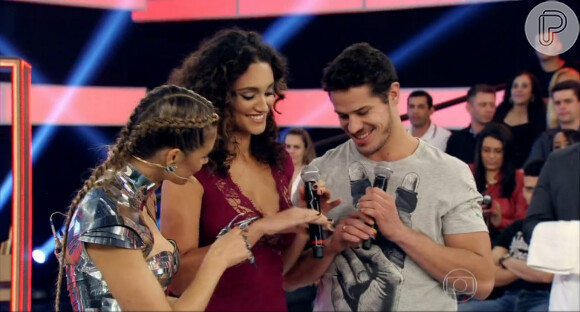 Débora Nascimento e José Loreto contaram que estavam noivos no palco do programa 'Amor & Sexo', comandado por Fernanda Lima