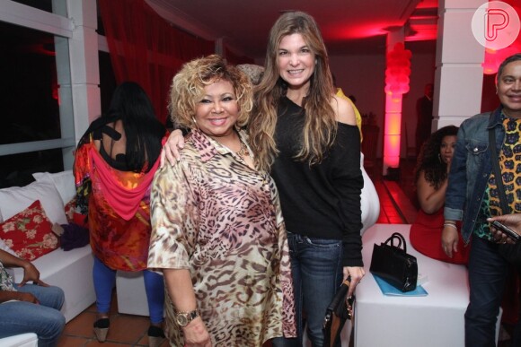 Alcione recebe Cristiana Oliveira no seu aniversário de 66 anos, no Rio de Janeiro, em 25 de novembro de 2013