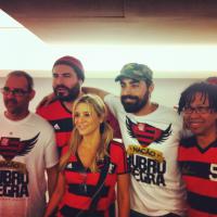 Thiago Lacerda e Arthur Aguiar comemoram vitória do Flamengo no Maracanã, no Rio