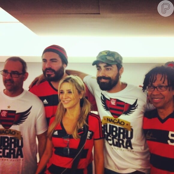 Thiago Lacerda curte jogo do Flamengo no Maracanã e posa ao lado de Djavan, Christine Fernandes, Ricardo Pereira e Floriano Peixoto, em 27 de novembro de 2013