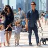 Matthew McConaughey e Camila Alves, ainda grávida, caminham com os filhos Levi, de 4 anos, e Vida, de 3 anos