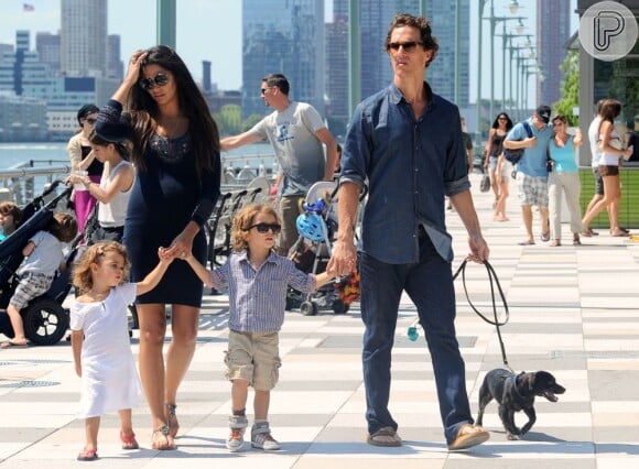 Matthew McConaughey e Camila Alves, ainda grávida, caminham com os filhos Levi, de 4 anos, e Vida, de 3 anos