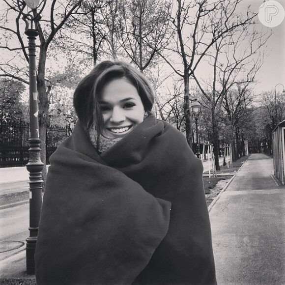 Bruna Marquezine fica resfriada e reclama no Instagram: 'A bolsa cheia de remédio e bora trabalhar', escreveu em 29 de novembro de 2013