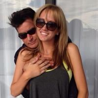 Charlie Sheen publica foto com a suposta nova namorada, Brett Rossi